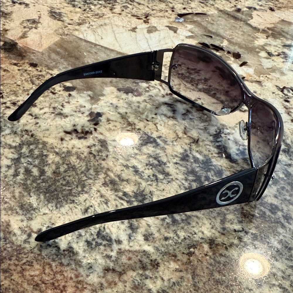 Chic Black Sunglasses with Case - Picture 3 of 3